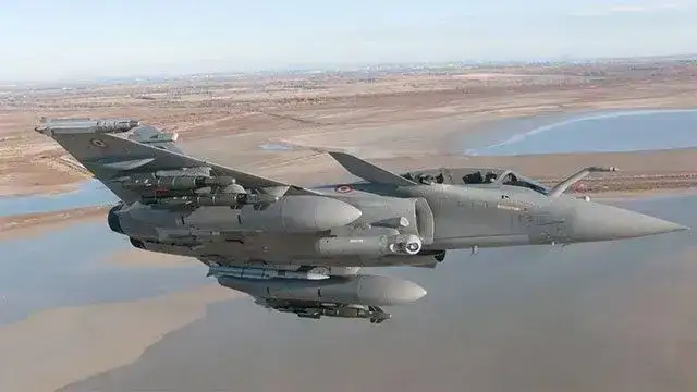 الإمارات تتسلم أول مقاتلة من طراز رافال F4 إطلاق أول مقاتلة رافال F4 إماراتية يعزز القوة الجوية