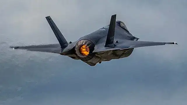سقوط مقاتلة أمريكية F-35 في ألاسكا ونجاة الطيار بالمقعد القاذف سقوط طائرة F 35 في ألاسكا خلال تدريب روتيني